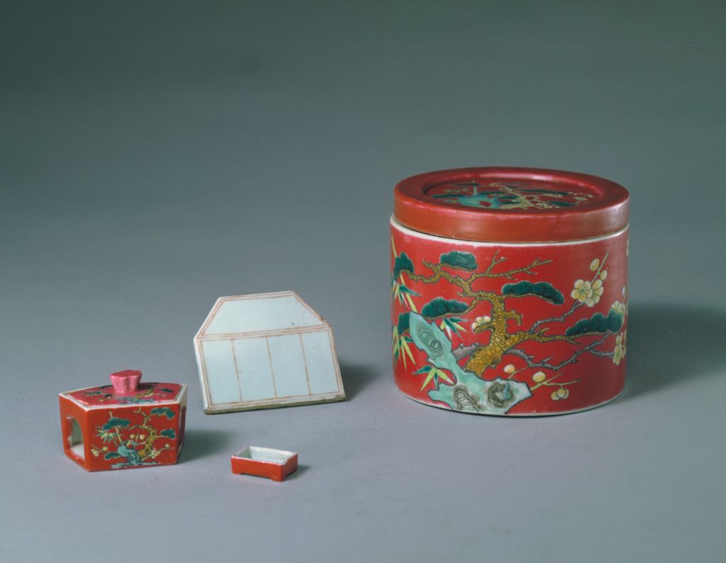 图片[1]-Red ground pastel colored Songzhumei poem cover jar-China Archive